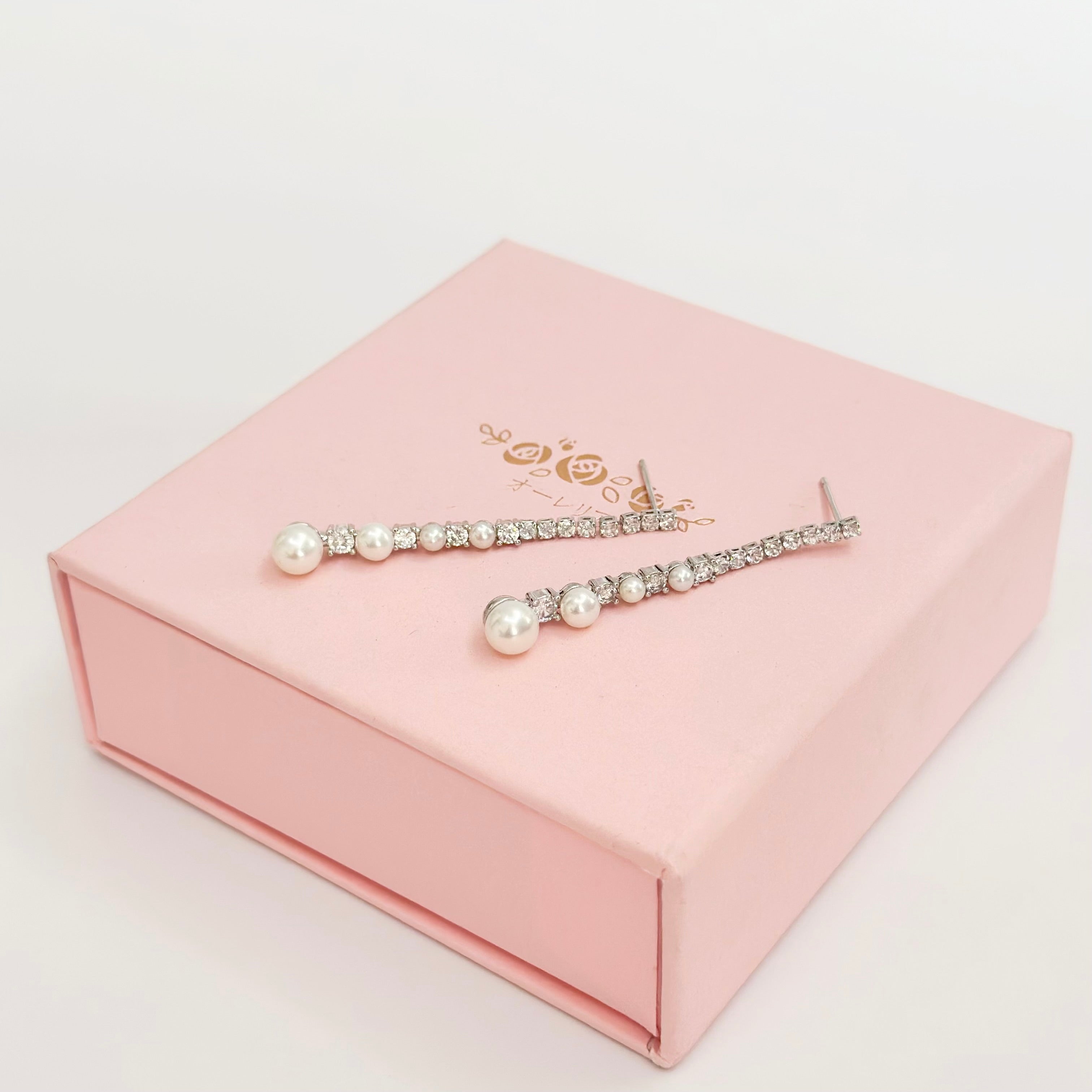 Zhao Lu Si’s Style, Love’s Ambition Earrings, c-drama earrings, chinese drama, c-drama, Xu Yan earrings, Qiao Yan earrings, classic pearl earrings, drop pearl earrings, 《许我耀眼》
Gift set for her / hadiah untuk wanita / 送给她的礼物。Perfect for best friend / sahabat baik / 最好的朋友 / 心爱的耳环、手链和戒指。Made in Korea / 制造于韩国 /.Dainty jewellery / 简约精致首饰 / barang kemas halus. 925 sterling silver / 925纯银 / perak tulen 925. Anti-tarnish / 防氧化 / tahan karat. Suitable for daily wear, keshi pearl, baroque pearl, pearl, 珍珠 淡水珍珠 ak