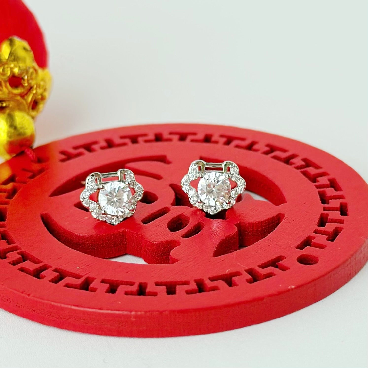 Gift set for her / hadiah untuk wanita / 送给她的礼物。Perfect for best friend / sahabat baik / 最好的朋友。Includes beloved earrings, bracelet, and ring / 心爱的耳环、手链和戒指。Made in Korea / 制造于韩国 / buatan Korea. Dainty jewellery / 简约精致首饰 / barang kemas halus. 925 sterling silver / 925纯银 / perak tulen 925. Anti-tarnish / 防氧化 / tahan karat. Suitable for daily wear / 适合日常佩戴 / sesuai untuk dipakai setiap hari. 平安锁, cny earrings 新年
