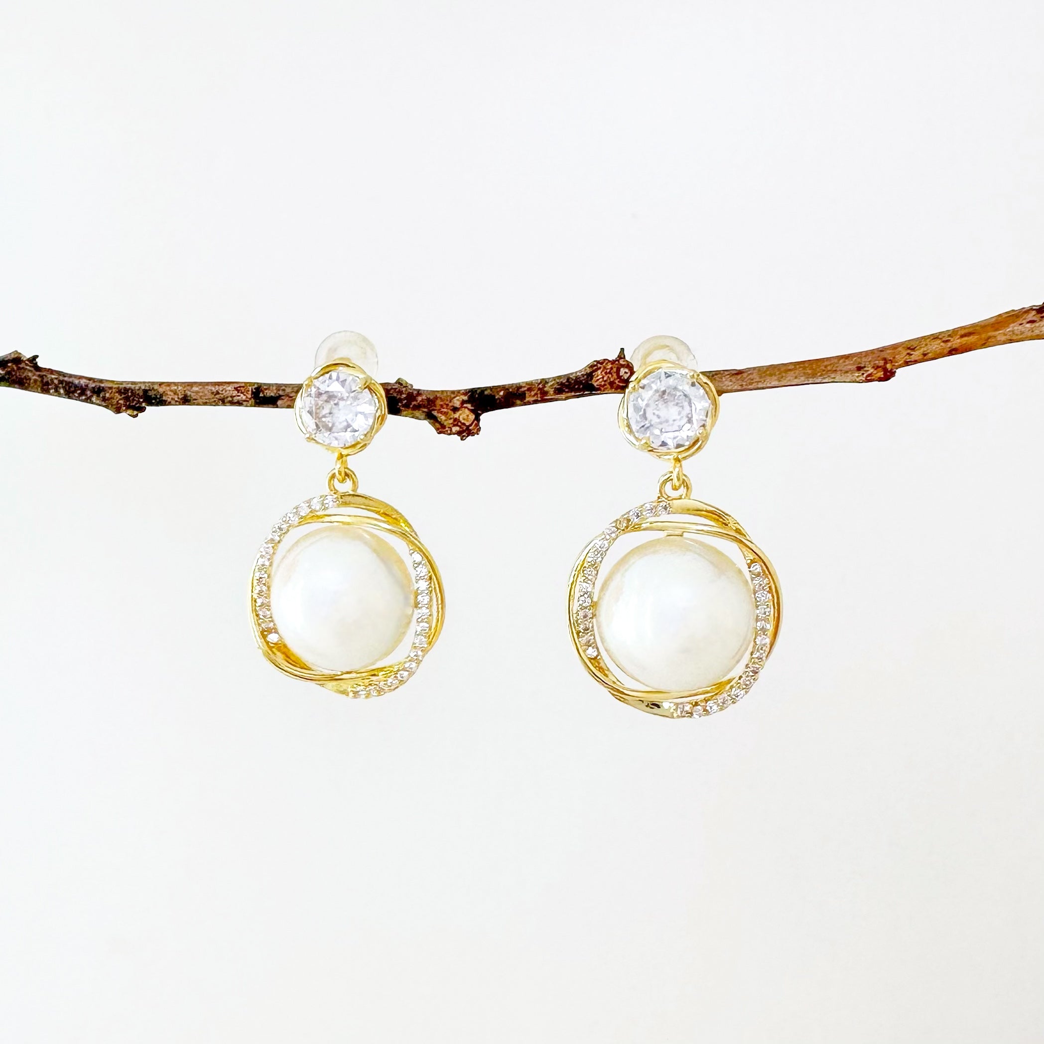 Classic Swarovski pearl necklace Elegant pearl jewelry set Timeless Swarovski bracelet Pearl Handcrafted pearl jewelry Luxurious Swarovski pearls Chic pearl bracelet Swarovski pearl accessories Fashionable pearl necklace Stylish pearl bracelet Pearl necklace Pearl bracelet Swarovski crystal pearl Korean jewelry Korean jewellery Jewelry Dainty Minimalist jewellery Malaysia Stainless steel 925 sterling silver S925 Cubic zirconia hypoallergenic earrings birthday gift premium gift bridesmaid aurelia atelier